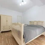 Ines - Modern 2br With Garden Views Apartmán