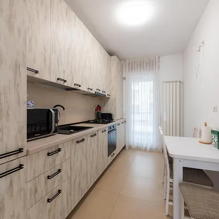 Lejlighed Ines - Modern 2br With Garden Views Bukarest