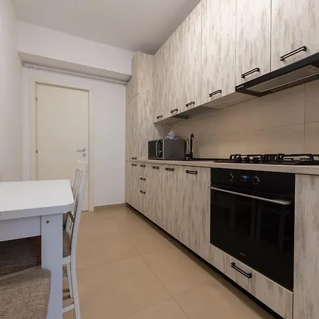 Ines - Modern 2br With Garden Views Bukarest