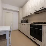 Ines - Modern 2br With Garden Views Bucharest