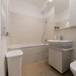 Ines - Modern 2br With Garden Views *