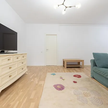 Ines - Modern 2br With Garden Views * Bükreş