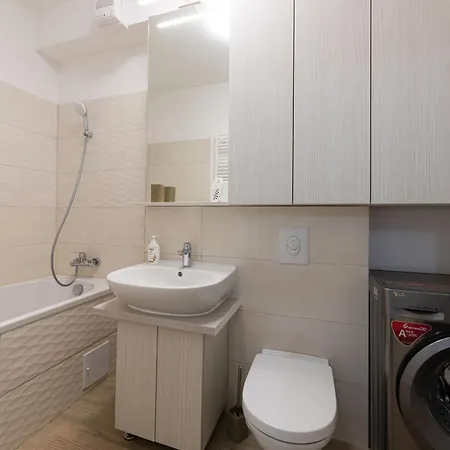 Ines - Modern 2br With Garden Views