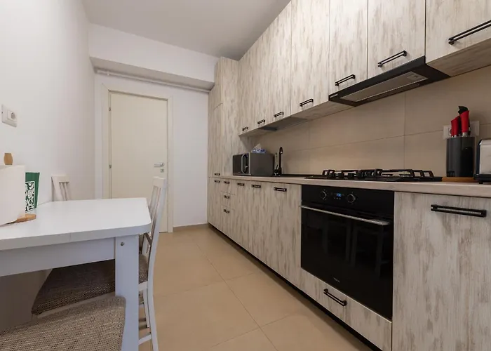 Ines - Modern 2br With Garden Views Bükreş