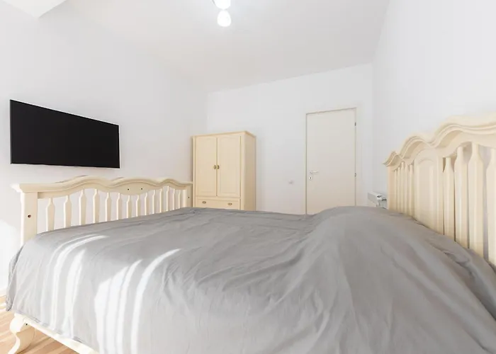 Ines - Modern 2br With Garden Views Daire *