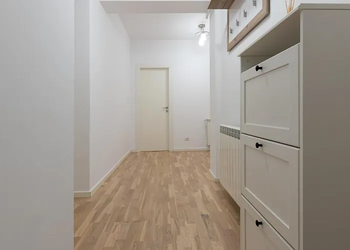 Ines - Modern 2br With Garden Views Bükreş