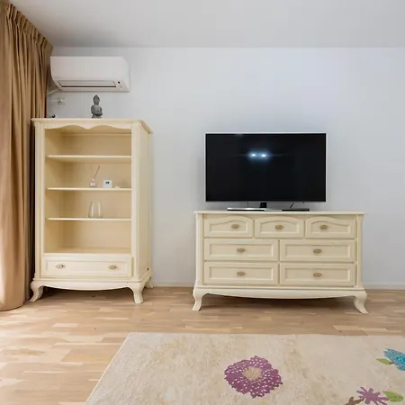 Ines - Modern 2br With Garden Views Διαμέρισμα *