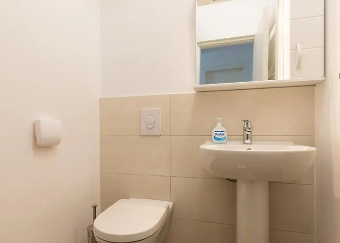 Ines - Modern 2br With Garden Views Bukarest