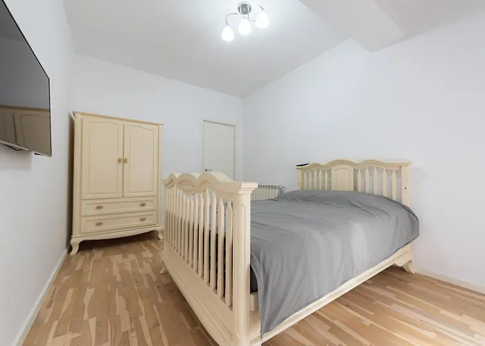 Ines - Modern 2br With Garden Views Apartment