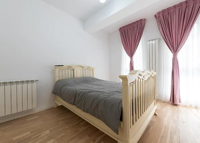 Ines - Modern 2br With Garden Views Bukarest